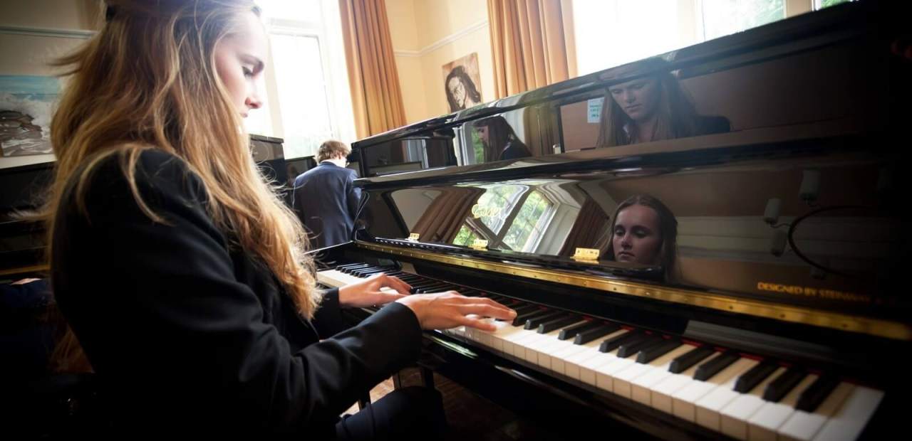 Schüler bei Aktivitäten im Internat