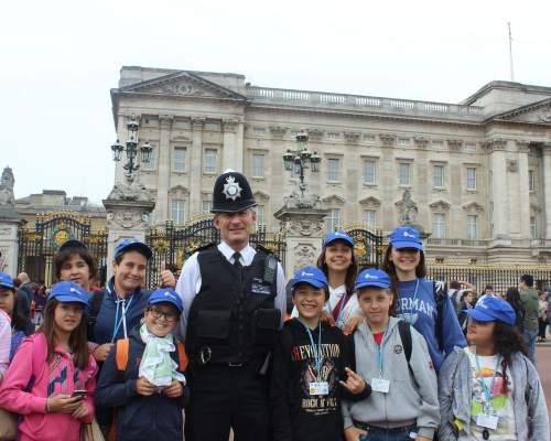 Class trip to London: Taking pictures in front of Buckingham Palace